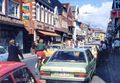 Eine bunte Straßenszene im Jahre 1980.