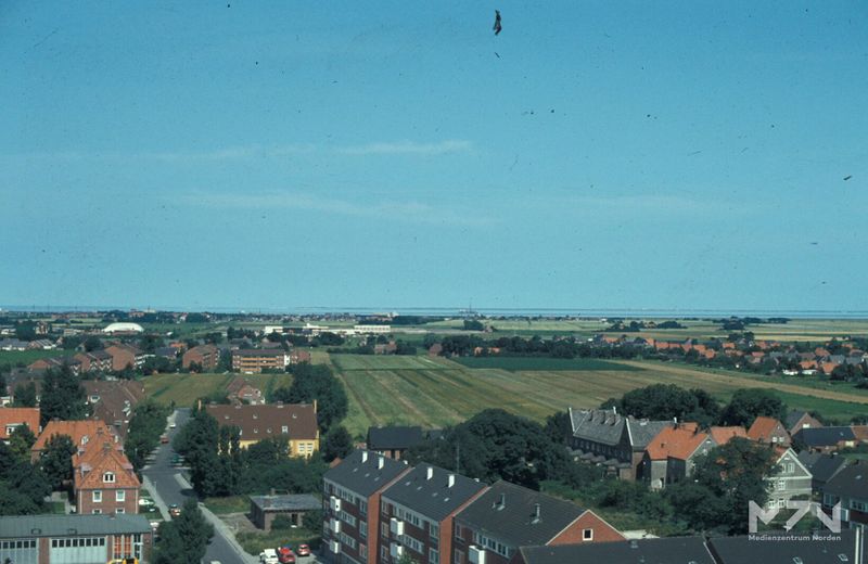 Datei:Blick vom Wasserturm bis nach Norddeich 05 08 1979 (0267326) MZ.jpg