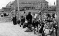 August "Pitt" Breinlinger veranstaltet einen Wettbewerb für die Kinder des Lagers (um 1950).