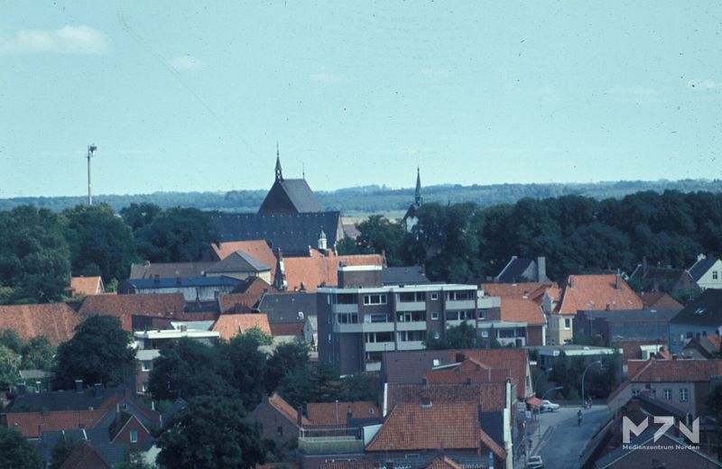 Datei:Blick vom Wasserturm über die Westerstraße und Ludgeri 05 08 1979 (0267344) MZ.jpg