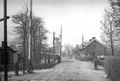 Am Bahndamm, im Hintergrund die Frisiamühle. Links der Schrankenwärter, daneben sein Wärterhaus. Aufnahme aus dem Jahr 1930.