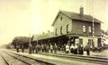 Blick auf das Bahnhofsgebäude von den Gleisen in der Zeit um 1900.