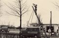 Ein Arbeitsfahrzeug der EWE, die Tankstelle Tidofeld im Hintergrund (um 1960).