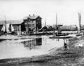 Der Hafen mit dem anliegenden Zollhaus um 1900.