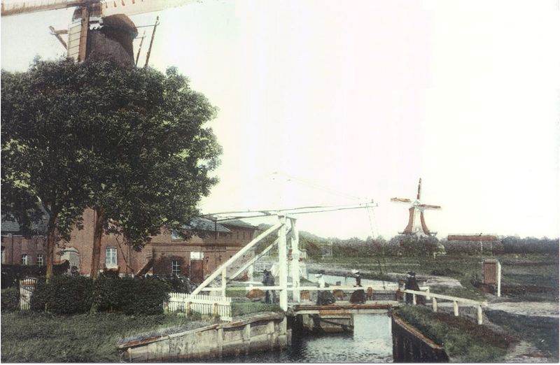 Datei:Bahnhofstraße In der Gnurre Frisiamühle Berumerfehnkanal Fehnkanal Ölmühle im Hintergrund 1905 01.jpg