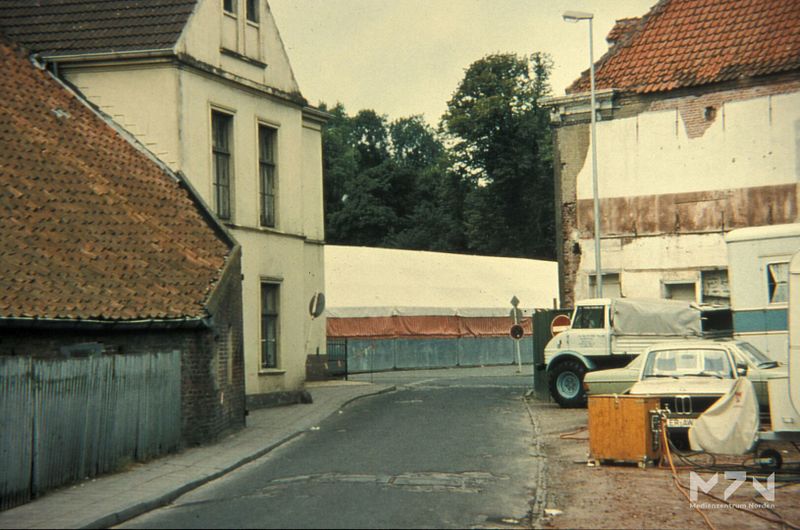 Datei:Uffenstraße mit Blick auf das Vossenhaus 14 08 1977 (0267910) MZ.jpg