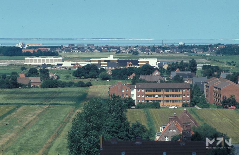 Datei:Blick vom Wasserturm auf das Schulzentrum Wildbahn 05 08 1979 (0267345) MZ.jpg