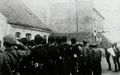 Einheiten von SA, SS und Polizei vor der Erstürmung des Jugendheims am 26. April 1933.