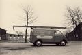 Das selbe Arbeitsfahrzeug der EWE mit Blick von der Tankstelle (um 1960).