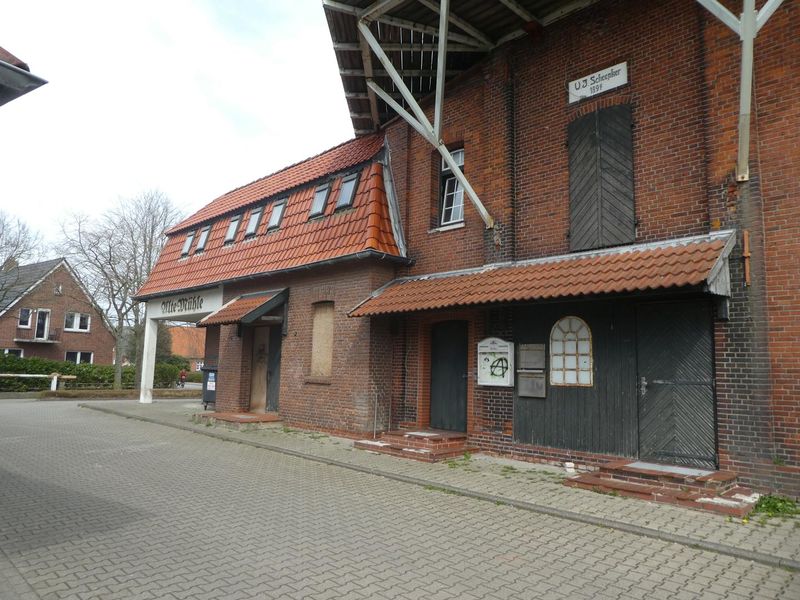 Datei:Königsberger Straße Norddeicher Straße Mühlenpark Silbermühle vor Abriss 14 04 2022 06.JPG
