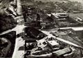 Luftaufnahme von 1958 mit Tankstelle Carls nebst Hof sowie Deichmühle. Unten am Rand die Sägemühle.