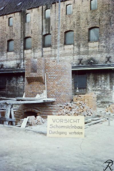 Datei:Doornkaat Schornstein Neubau 1957 oder 1958.jpg